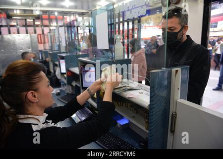 211123 -- ANKARA, le 23 novembre 2021 -- Un client échange de l'argent dans un bureau de change à Ankara, Turquie, le 23 novembre 2021. La Banque centrale de la République de Turquie CBRT a déclaré mardi qu'elle maintenait sa politique de mise en œuvre d'un taux de change flottant et n'avait aucun engagement à un niveau de taux de change comme la lire, la monnaie du pays, a sombré dans les marchés forex à un niveau record. Le taux de change de la lire turque mardi a perdu près de 10 pour cent à 13,44 lires par rapport au dollar américain avant de récupérer une partie de sa perte en fin d'après-midi. Photo de /Xinhua TURQUIE-ANKARA-TURQUIE-Lira-TAUX DE CHANGE-RE Banque D'Images