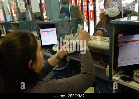 211123 -- ANKARA, le 23 novembre 2021 -- Un caissier compte les billets de banque dans un bureau de change à Ankara, Turquie, le 23 novembre 2021. La Banque centrale de la République de Turquie CBRT a déclaré mardi qu'elle maintenait sa politique de mise en œuvre d'un taux de change flottant et n'avait aucun engagement à un niveau de taux de change comme la lire, la monnaie du pays, a sombré dans les marchés forex à un niveau record. Le taux de change de la lire turque mardi a perdu près de 10 pour cent à 13,44 lires par rapport au dollar américain avant de récupérer une partie de sa perte en fin d'après-midi. Photo de /Xinhua TURQUIE-ANKARA-TURQUIE LIRA-TAUX DE CHANGE-REC Banque D'Images