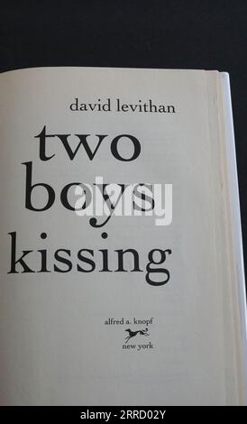 Un exemplaire du livre Two Boys Kissing, de David Levithan. Inspiré par de vrais événements, le livre est souvent interdit dans les écoles et les bibliothèques. Banque D'Images