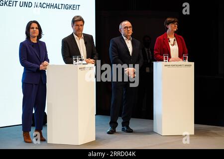 211124 -- BERLIN, le 24 novembre 2021 -- les dirigeants des Verts allemands Annalena Baerbock et Robert Habeck, et les dirigeants du Parti social-démocrate SPD Norbert Walter-Borjans et Saskia Esken de gauche à droite assistent à une conférence de presse conjointe à Berlin, Allemagne, le 24 novembre 2021. Les négociations de coalition entre le Parti social-démocrate allemand SPD, les Verts et le Parti démocratique libre FDP se sont terminées lorsque les trois partis ont présenté un accord mercredi. Photo par /Xinhua ALLEMAGNE-BERLIN-PARTIS-COALITION NÉGOCIATIONS-CONFÉRENCE DE PRESSE StefanxZeitz PUBLICATIONxNOTxINxCHN Banque D'Images