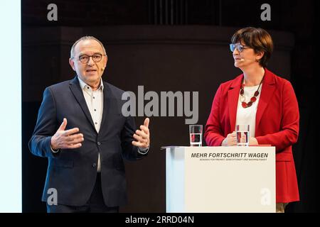 211124 -- BERLIN, le 24 novembre 2021 -- les dirigeants du Parti social-démocrate allemand SPD Saskia Esken R et Norbert Walter-Borjans assistent à une conférence de presse conjointe à Berlin, en Allemagne, le 24 novembre 2021. Les négociations de coalition entre le Parti social-démocrate allemand SPD, les Verts et le Parti démocratique libre FDP se sont terminées lorsque les trois partis ont présenté un accord mercredi. Photo par /Xinhua ALLEMAGNE-BERLIN-PARTIS-COALITION NÉGOCIATIONS-CONFÉRENCE DE PRESSE StefanxZeitz PUBLICATIONxNOTxINxCHN Banque D'Images