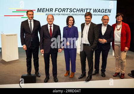 211124 -- BERLIN, le 24 novembre 2021 -- Christian Lindner, chef du Parti démocratique libre allemand FDP, OLAF Scholz du Parti social-démocrate SPD, dirigeants des Verts Annalena Baerbock et Robert Habeck, et les dirigeants du SPD Norbert Walter-Borjans et Saskia Esken de gauche à droite posent pour une photo de groupe après une conférence de presse conjointe à Berlin, en Allemagne, le 24 novembre 2021. Les négociations de coalition entre le Parti social-démocrate allemand SPD, les Verts et le Parti démocratique libre FDP se sont terminées lorsque les trois partis ont présenté un accord mercredi. Photo de /Xinhua ALLEMAGNE-BERLIN-PARTIS-COALITION NEG Banque D'Images