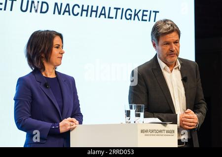 211124 -- BERLIN, le 24 novembre 2021 -- les dirigeants des Verts allemands Robert Habeck R et Annalena Baerbock assistent à une conférence de presse conjointe à Berlin, en Allemagne, le 24 novembre 2021. Les négociations de coalition entre le Parti social-démocrate allemand SPD, les Verts et le Parti démocratique libre FDP se sont terminées lorsque les trois partis ont présenté un accord mercredi. Photo par /Xinhua ALLEMAGNE-BERLIN-PARTIS-COALITION NÉGOCIATIONS-CONFÉRENCE DE PRESSE StefanxZeitz PUBLICATIONxNOTxINxCHN Banque D'Images