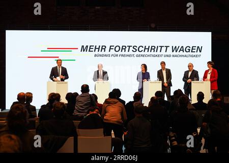 211124 -- BERLIN, le 24 novembre 2021 -- Christian Lindner, chef du Parti démocratique libre allemand FDP, OLAF Scholz du Parti social-démocrate SPD, dirigeants des Verts Annalena Baerbock et Robert Habeck, et les dirigeants du SPD Norbert Walter-Borjans et Saskia Esken de gauche à droite, arrière assistent à une conférence de presse conjointe à Berlin, Allemagne, le 24 novembre 2021. Les négociations de coalition entre le Parti social-démocrate allemand SPD, les Verts et le Parti démocratique libre FDP se sont terminées lorsque les trois partis ont présenté un accord mercredi. Photo de /Xinhua ALLEMAGNE-BERLIN-PARTIS-COALITION NÉGOCIATIONS-PRESSE Banque D'Images