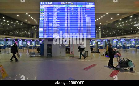 211126 -- MINSK, le 26 novembre 2021 -- le hall principal de l'aéroport international de Minsk est photographié à Minsk, Biélorussie, le 25 novembre 2021. Le ministère irakien des Affaires étrangères a déclaré jeudi avoir évacué 617 migrants bloqués en Biélorussie, dont la plupart sont des femmes, des enfants et des personnes âgées. Des milliers de migrants se sont rassemblés du côté biélorusse de la frontière avec la Pologne, dans le but d’entrer en Pologne puis en Allemagne pour demander l’asile dans les pays européens. Photo de /Xinhua BIÉLORUSSIE-MINSK-MIGRANTS BLOQUÉS-ÉVACUATION HenadzxZhinkov PUBLICATIONxNOTxINxCHN Banque D'Images