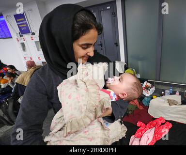 211126 -- MINSK, le 26 novembre 2021 -- des migrants irakiens bloqués attendent de rentrer en Irak à l'aéroport international de Minsk à Minsk, Biélorussie, le 25 novembre 2021. Le ministère irakien des Affaires étrangères a déclaré jeudi avoir évacué 617 migrants bloqués en Biélorussie, dont la plupart sont des femmes, des enfants et des personnes âgées. Des milliers de migrants se sont rassemblés du côté biélorusse de la frontière avec la Pologne, dans le but d’entrer en Pologne puis en Allemagne pour demander l’asile dans les pays européens. Photo de /Xinhua BIÉLORUSSIE-MINSK-MIGRANTS BLOQUÉS-ÉVACUATION HenadzxZhinkov PUBLICATIONxNOTxINxCHN Banque D'Images