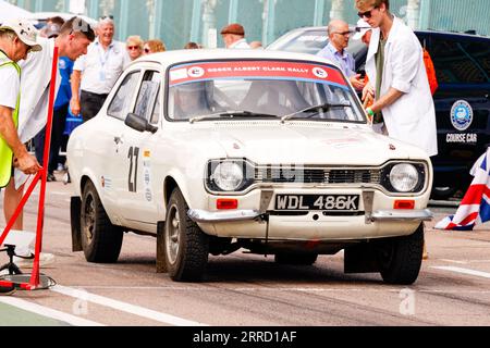 Madeira Drive, Brighton, ville de Brighton et Hove, East Sussex UK. Les Frosts Brighton Speed Trials sont une journée exaltante et pleine d'action pour les spectateurs comme pour les participants. Plus d'une centaine de voitures s'alignent pour une course chronométrée sur Madeira Drive. De nombreuses catégories, y compris les voitures de route et les voitures de course, s'affrontent pour gagner le plus rapide de leur catégorie sur un quart de mile de suite. Cette image montre Matthew Fowle conduisant une Ford Escort Mexico. 2 septembre 2023 Banque D'Images