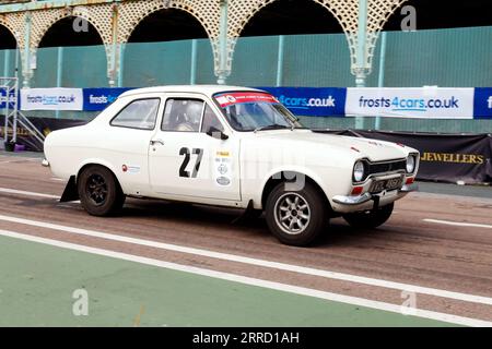 Madeira Drive, Brighton, ville de Brighton et Hove, East Sussex UK. Les Frosts Brighton Speed Trials sont une journée exaltante et pleine d'action pour les spectateurs comme pour les participants. Plus d'une centaine de voitures s'alignent pour une course chronométrée sur Madeira Drive. De nombreuses catégories, y compris les voitures de route et les voitures de course, s'affrontent pour gagner le plus rapide de leur catégorie sur un quart de mile de suite. Cette image montre Matthew Fowle conduisant une Ford Escort Mexico. 2 septembre 2023 Banque D'Images