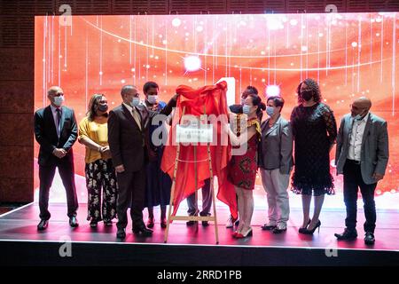 211126 -- LE CAP, le 26 novembre 2021 -- les organisateurs et les invités assistent à une cérémonie de dévoilement du Chinese Bridge Club au Cap, en Afrique du Sud, le 25 novembre 2021. Le Chinese Bridge Club du Cap, une organisation à but non lucratif qui vise à fournir une plate-forme pour l'apprentissage, la communication et le partage entre les Sud-Africains qui aiment la langue et la culture chinoises, a été lancé au Cap. AFRIQUE DU SUD-CAPE TOWN-CHINESE BRIDGE CLUB-LAUNCH LYUXTIANRAN PUBLICATIONXNOTXINXCHN Banque D'Images
