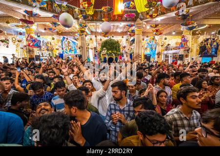 Ahmedabad, Gujarat, Inde. 8 septembre 2023. Les prêtres hindous versent du lait sur les idoles du seigneur hindou Krishna et de la déesse Radha pendant le festival de Janmashtami, marquant l'anniversaire de naissance du Seigneur Krishna au temple d'Iscon à Ahmedabad. Le temple ISKCON a vu les gens se rassembler pour célébrer le festival Janmashtami à Ahmedabad. La naissance du Seigneur Krishna a eu lieu à 12 minuit. Donc, la préparation pour le pooja avant la naissance était en cours. Jogula au Seigneur Krishna à 12 heures de la nuit a été chanté. Après avoir chanté Jogula au Seigneur Krishna, le culte fut offert à l'idole du Seigneur Krishna. (Crédit Imag Banque D'Images