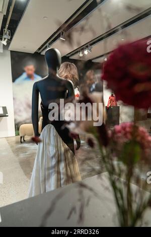 Robe de soirée Murray Arbeid portée à la fête du 21e anniversaire du Prince Edward et pull à mouton noir conçu par Sally Muir et Joanna Osborne et porté à plusieurs reprises par la défunte princesse Diana de Grande-Bretagne vue lors d'une vue de presse à la maison de vente aux enchères Sotheby's à New York le 7 septembre 2023 Banque D'Images