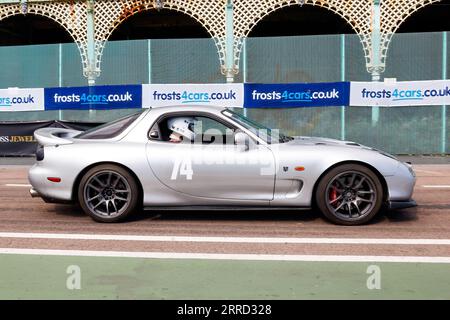 Madeira Drive, Brighton, ville de Brighton et Hove, East Sussex UK. Les Frosts Brighton Speed Trials sont une journée exaltante et pleine d'action pour les spectateurs comme pour les participants. Plus d'une centaine de voitures s'alignent pour une course chronométrée sur Madeira Drive. De nombreuses catégories, y compris les voitures de route et les voitures de course, s'affrontent pour gagner le plus rapide de leur catégorie sur un quart de mile de suite. Cette image montre George Strange au volant d'une Mazda RX7. 2 septembre 2023 Banque D'Images