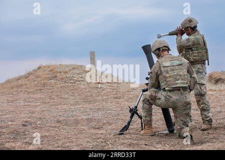 Géorgie. 28 août 2023. NY'Zavier Whitfield, fantassin de tir indirect, affecté au quartier général et à la compagnie du quartier général, 3rd Battalion, 121st Infantry Regiment, 48th Infantry Brigade combat Team, Georgia Army National Guard charge un M252 avec un obus de mortier de 81 millimètres au cours de l'exercice Agile Spirit 23 à Vaziani Training Area, Géorgie, le 29 août 2023. L’exercice Agile Spirit 23 est conçu pour soutenir la coopération et l’interopérabilité en matière de sécurité sur le théâtre des opérations entre les alliés et les partenaires de l’OTAN afin d’améliorer l’état de préparation interarmées et multinationales. (Image de crédit : © U.S. Army/ZUMA Press Wire) ÉDITORIAL Banque D'Images