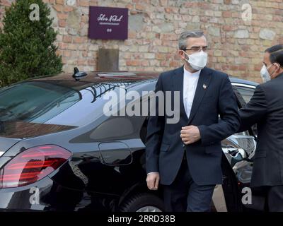 211129 -- VIENNE, le 29 novembre 2021 -- Ali Bagheri Kani, négociateur nucléaire en chef de l'Iran, arrive sur les lieux de la nouvelle série de pourparlers sur l'accord nucléaire iranien à Vienne, Autriche, le 29 novembre 2021. Les pourparlers visant à sauver l accord nucléaire iranien de 2015 reprendront lundi à Vienne, la capitale autrichienne, après une pause de cinq mois, où l incertitude semble être la seule certitude quant aux perspectives des négociations. POUR ALLER AVEC News Analysis : les pourparlers sur les armes nucléaires iraniennes reprennent à Vienne au milieu des incertitudes, défient LES POURPARLERS AUTRICHE-VIENNE-IRAN SUR LES ARMES NUCLÉAIRES-RESTART GuoxChen PUBLICATIONxNOTxINxCHN Banque D'Images