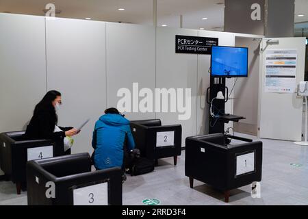 211130 -- TOKYO, 30 novembre 2021 -- une photo prise le 30 novembre 2021 montre le centre de tests PCR de l'aéroport de Narita à Tokyo, au Japon. Lundi, le Premier ministre japonais Fumio Kishida a déclaré que le gouvernement interdirait en principe l’entrée de tous les ressortissants étrangers, car il s’est engagé à agir rapidement face aux préoccupations concernant la nouvelle variante Omicron du COVID-19. JAPON-TOKYO-COVID-19-RESTRICTION ZhangxXiaoyu PUBLICATIONxNOTxINxCHN Banque D'Images