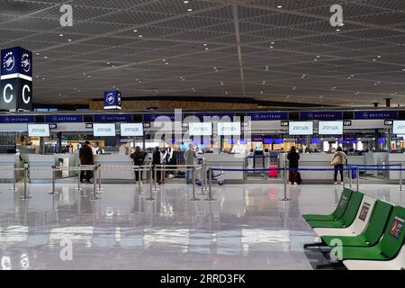 211130 -- TOKYO, le 30 novembre 2021 -- les gens s'enregistrent dans la zone d'enregistrement des départs internationaux de l'aéroport de Narita à Tokyo, Japon, le 30 novembre 2021. Lundi, le Premier ministre japonais Fumio Kishida a déclaré que le gouvernement interdirait en principe l’entrée de tous les ressortissants étrangers, car il s’est engagé à agir rapidement face aux préoccupations concernant la nouvelle variante Omicron du COVID-19. JAPON-TOKYO-COVID-19-RESTRICTION ZhangxXiaoyu PUBLICATIONxNOTxINxCHN Banque D'Images