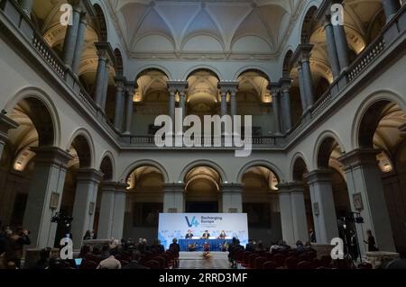 211130 -- BUDAPEST, le 30 novembre 2021 -- le président polonais Andrzej Duda L, le président hongrois Janos Ader C et le président slovaque Zuzana Caputova R assistent à une conférence de presse à Budapest, Hongrie, le 29 novembre 2021. Les Présidents Andrzej Duda de Pologne, Janos Ader de Hongrie et Zuzana Caputova de Slovaquie se sont réunis ici pour assister à l’ouverture de l’exposition et du Sommet sur le développement durable Planet Budapest 2021, tandis que leur homologue tchèque Milos Zeman a participé à leur conférence de presse en ligne, comme il n’a pas pu voyager parce qu’il avait contracté le coronavirus. Photo par /Xinhua HUNGARY-BUDAPEST-V4 RÉUNION DES PRÉSIDENTS Banque D'Images