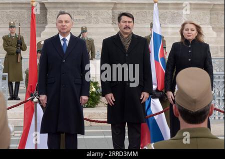 Actualités Themen der Woche KW48 211130 -- BUDAPEST, 30 novembre 2021 -- le président polonais Andrzej Duda L, le président hongrois Janos Ader C et le président slovaque Zuzana Caputova R assistent à une cérémonie de bienvenue à la place des héros à Budapest, Hongrie, le 29 novembre 2021. Les Présidents Andrzej Duda de Pologne, Janos Ader de Hongrie et Zuzana Caputova de Slovaquie se sont réunis ici pour assister à l’ouverture de l’exposition et du Sommet sur le développement durable Planet Budapest 2021, tandis que leur homologue tchèque Milos Zeman a participé à leur conférence de presse en ligne, comme il n’a pas pu voyager parce qu’il avait contracté le coronavirus. Photo de / Banque D'Images