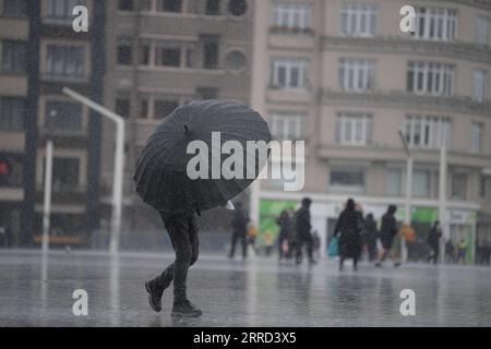 211130 -- ISTANBUL, le 30 novembre 2021 -- une personne tenant un parapluie marche sous la pluie sur la place Taksim à Istanbul, Turquie, le 30 novembre 2021. De fortes tempêtes de vent ont tué au moins six personnes et en ont blessé plus de 50 autres dans la région nord-ouest de la Turquie depuis lundi, selon les médias locaux. TURQUIE-ISTANBUL-FORTE TEMPÊTE Sadat PUBLICATIONxNOTxINxCHN Banque D'Images