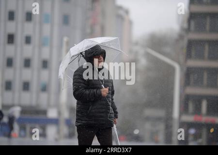 211130 -- ISTANBUL, le 30 novembre 2021 -- Un homme tenant un parapluie marche sous la pluie sur la place Taksim à Istanbul, Turquie, le 30 novembre 2021. De fortes tempêtes de vent ont tué au moins six personnes et en ont blessé plus de 50 autres dans la région nord-ouest de la Turquie depuis lundi, selon les médias locaux. TURQUIE-ISTANBUL-FORTE TEMPÊTE Sadat PUBLICATIONxNOTxINxCHN Banque D'Images