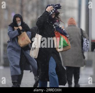 211130 -- ISTANBUL, 30 novembre 2021 -- des gens marchent sous la pluie sur la place Taksim à Istanbul, Turquie, 30 novembre 2021. De fortes tempêtes de vent ont tué au moins six personnes et en ont blessé plus de 50 autres dans la région nord-ouest de la Turquie depuis lundi, selon les médias locaux. TURQUIE-ISTANBUL-FORTE TEMPÊTE Sadat PUBLICATIONxNOTxINxCHN Banque D'Images