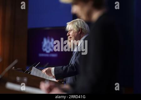 211201 -- LONDRES, le 1 décembre 2021 -- le Premier ministre britannique Boris Johnson assiste à une conférence de presse COVID-19 sur la variante du coronavirus Omicron à Londres, en Grande-Bretagne, le 30 novembre 2021. Le Premier ministre britannique Boris Johnson a déclaré mardi que toute personne âgée de plus de 18 ans se verrait offrir un vaccin de rappel d’ici la fin du mois de janvier et un autre confinement extrêmement improbable. Andrew Parsons/No 10 Downing Street/document via BRITAIN-LONDON-PM-PRESS CONFERENCE-VACCINE xinhua PUBLICATIONxNOTxINxCHN Banque D'Images