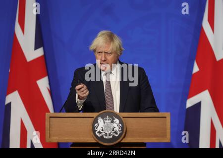 211201 -- LONDRES, le 1 décembre 2021 -- le Premier ministre britannique Boris Johnson assiste à une conférence de presse COVID-19 sur la variante du coronavirus Omicron à Londres, en Grande-Bretagne, le 30 novembre 2021. Le Premier ministre britannique Boris Johnson a déclaré mardi que toute personne âgée de plus de 18 ans se verrait offrir un vaccin de rappel d’ici la fin du mois de janvier et un autre confinement extrêmement improbable. Andrew Parsons/No 10 Downing Street/document via BRITAIN-LONDON-PM-PRESS CONFERENCE-VACCINE xinhua PUBLICATIONxNOTxINxCHN Banque D'Images