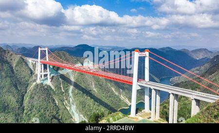 211130 -- GUIDING, 30 novembre 2021 -- une photo aérienne prise le 30 novembre 2021 montre le pont de Yangbaoshan lors d'un essai de charge statique dans le comté de Guiding, dans la province du Guizhou du sud-ouest de la Chine. Le pont de Yangbaoshan a effectué un essai de charge statique mardi. Quarante-huit gros camions transportant un total de 1 680 tonnes de marchandises ont été garés sur le pont pour tester la qualité de construction et les propriétés mécaniques de la structure du pont. Avec une travée principale de 650 mètres, le grand pont, qui fait partie de l'autoroute Guiyang-Huangping, s'étend sur 1 112 mètres de long. Photo de /Xinhua CHINA-GUIZHOU-YANGBAOSHAN BR Banque D'Images