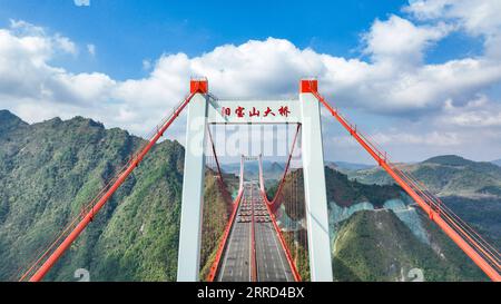 211130 -- GUIDING, 30 novembre 2021 -- une photo aérienne prise le 30 novembre 2021 montre le pont de Yangbaoshan lors d'un essai de charge statique dans le comté de Guiding, dans la province du Guizhou du sud-ouest de la Chine. Le pont de Yangbaoshan a effectué un essai de charge statique mardi. Quarante-huit gros camions transportant un total de 1 680 tonnes de marchandises ont été garés sur le pont pour tester la qualité de construction et les propriétés mécaniques de la structure du pont. Avec une travée principale de 650 mètres, le grand pont, qui fait partie de l'autoroute Guiyang-Huangping, s'étend sur 1 112 mètres de long. Photo de /Xinhua CHINA-GUIZHOU-YANGBAOSHAN BR Banque D'Images