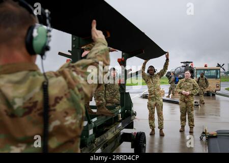 Wiesbaden, Allemagne. 1 septembre 2023. Des soldats du 1e Bataillon, 214e Régiment d'aviation (General support Aviation Regiment), 12e Brigade d'aviation de combat, déchargent deux hélicoptères AH-64E Apache Guardian d'un avion de transport C-17 de l'US Air Force, puis chargent deux hélicoptères AH-64D Longbow sur le même avion à l'aérodrome de Wiesbaden, Clay Kaserne, Allemagne, le 1 septembre 2023. La mise à niveau de l'hélicoptère AH-64E Apache Guardian fait partie des efforts de modernisation de LA 12e CABINE, de la formation continue et de la mise en service de nouveaux équipements. (Image de crédit : © U.S. Army/ZUMA Press Wire) USAGE ÉDITORIAL SEULEMENT! Pas pour Comm Banque D'Images