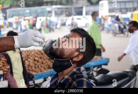 211203 -- BANGALORE, le 3 décembre 2021 -- Un agent de santé prélève un échantillon d'un voyageur pour un test COVID-19 sur un marché, à Bangalore, en Inde, le 2 décembre 2021. Le nombre de cas de COVID-19 en Inde est passé à 34 606 541 jeudi, alors que 9 765 nouveaux cas ont été enregistrés au cours des dernières 24 heures à travers le pays, ont montré les dernières données du ministère fédéral de la Santé. Str/ INDE-COVID-19-TEST Xinhua PUBLICATIONxNOTxINxCHN Banque D'Images