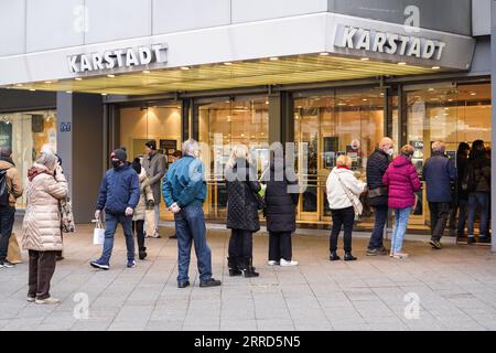 211203 -- BERLIN, le 3 décembre 2021 -- des gens font la queue pour entrer dans un centre commercial à Berlin, en Allemagne, le 3 décembre 2021. La quatrième vague de la pandémie de COVID-19 pourrait atteindre un triste pic dans les unités de soins intensifs en Allemagne autour de Noël, même si les mesures qui viennent d’être convenues étaient mises en œuvre immédiatement, a déclaré vendredi le ministre de la Santé par intérim, Jens Spahn. Photo de /Xinhua ALLEMAGNE-BERLIN-COVID-19-CAS StefanxZeitz PUBLICATIONxNOTxINxCHN Banque D'Images