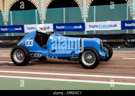 Madeira Drive, Brighton, ville de Brighton et Hove, East Sussex UK. Les Frosts Brighton Speed Trials sont une journée exaltante et pleine d'action pour les spectateurs comme pour les participants. Plus d'une centaine de voitures s'alignent pour une course chronométrée sur Madeira Drive. De nombreuses catégories, y compris les voitures de route et les voitures de course, s'affrontent pour gagner le plus rapide de leur catégorie sur un quart de mile de suite. Cette image montre Malcolm Hills conduisant une Stafford Special. 2 septembre 2023 Banque D'Images