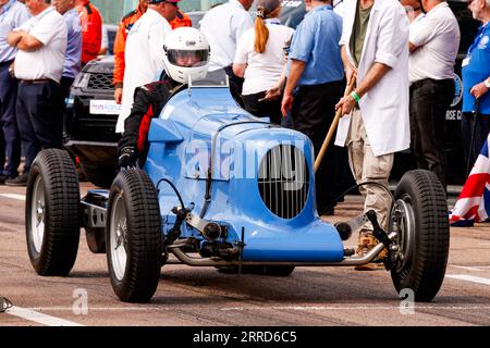 Madeira Drive, Brighton, ville de Brighton et Hove, East Sussex UK. Les Frosts Brighton Speed Trials sont une journée exaltante et pleine d'action pour les spectateurs comme pour les participants. Plus d'une centaine de voitures s'alignent pour une course chronométrée sur Madeira Drive. De nombreuses catégories, y compris les voitures de route et les voitures de course, s'affrontent pour gagner le plus rapide de leur catégorie sur un quart de mile de suite. Cette image montre Malcolm Hills conduisant une Stafford Special. 2 septembre 2023 Banque D'Images