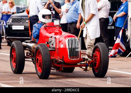 Madeira Drive, Brighton, ville de Brighton et Hove, East Sussex UK. Les Frosts Brighton Speed Trials sont une journée exaltante et pleine d'action pour les spectateurs comme pour les participants. Plus d'une centaine de voitures s'alignent pour une course chronométrée sur Madeira Drive. De nombreuses catégories, y compris les voitures de route et les voitures de course, s'affrontent pour gagner le plus rapide de leur catégorie sur un quart de mile de suite. Cette image montre Dave Gibbons au volant d'une Stinson Special 2 septembre 2023 Banque D'Images