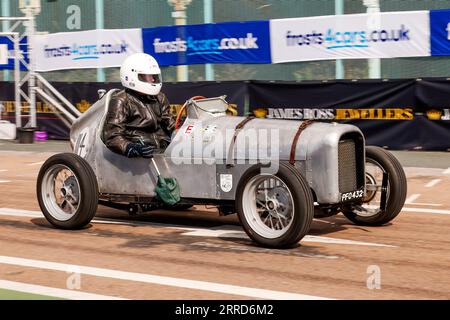 Madeira Drive, Brighton, City of Brighton & Hove, East Sussex UK.The Frost Brighton Speed Trials est une journée exaltante et pleine d'action pour les spectateurs et les participants. Plus d'une centaine de voitures s'alignent pour une course chronométrée sur Madeira Drive. De nombreuses catégories, y compris les voitures de route et les voitures de course, s'affrontent pour gagner le plus rapide de leur catégorie sur un quart de mile de suite. Cette image montre Nick Pearson au volant d'une Austin 7 Sports le 2 septembre 2023 Banque D'Images