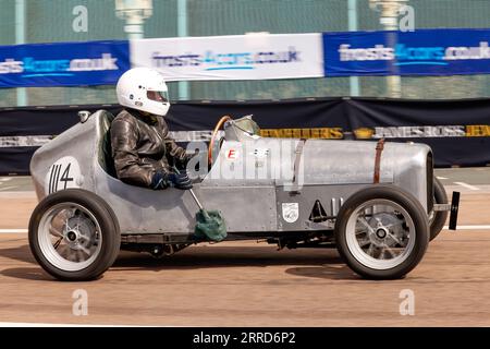 Madeira Drive, Brighton, City of Brighton & Hove, East Sussex UK.The Frost Brighton Speed Trials est une journée exaltante et pleine d'action pour les spectateurs et les participants. Plus d'une centaine de voitures s'alignent pour une course chronométrée sur Madeira Drive. De nombreuses catégories, y compris les voitures de route et les voitures de course, s'affrontent pour gagner le plus rapide de leur catégorie sur un quart de mile de suite. Cette image montre Nick Pearson au volant d'une Austin 7 Sports le 2 septembre 2023 Banque D'Images