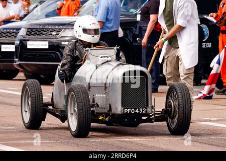 Madeira Drive, Brighton, City of Brighton & Hove, East Sussex UK.The Frost Brighton Speed Trials est une journée exaltante et pleine d'action pour les spectateurs et les participants. Plus d'une centaine de voitures s'alignent pour une course chronométrée sur Madeira Drive. De nombreuses catégories, y compris les voitures de route et les voitures de course, s'affrontent pour gagner le plus rapide de leur catégorie sur un quart de mile de suite. Cette image montre Nick Pearson au volant d'une Austin 7 Sports le 2 septembre 2023 Banque D'Images