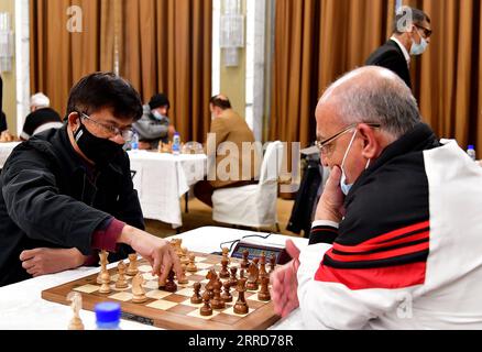 211208 -- DAMAS, le 8 décembre 2021 -- les joueurs prennent part à un championnat d'échecs organisé à Damas, capitale de la Syrie, le 7 décembre 2021. Photo de /Xinhua SPSYRIA-DAMASCUS-CHESS-LEAGUE AmmarxSafarjalani PUBLICATIONxNOTxINxCHN Banque D'Images