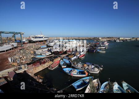 211208 -- ZEMMOURI ALGÉRIE, 8 décembre 2021 -- la photo prise le 8 décembre 2021 montre un chantier de réparation dans le port de Zemmouri, à environ 50 kilomètres à l'est d'Alger, en Algérie. Ces dernières années, le gouvernement algérien a encouragé le développement de la pêche, favorisant indirectement le développement de l'industrie de l'entretien des navires de pêche. ALGÉRIE-ZEMMOURI-CHANTIER DE RÉPARATION DES NAVIRES DE PÊCHE XINHUA PUBLICATIONXNOTXINXCHN Banque D'Images