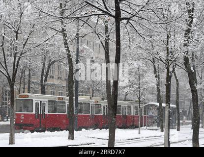 211209 -- VIENNE, 9 décembre 2021 -- une photo prise le 9 décembre 2021 montre un tramway dans la neige à Vienne, en Autriche. De fortes chutes de neige ont frappé Vienne jeudi. AUTRICHE-VIENNE-NEIGE GuoxChen PUBLICATIONxNOTxINxCHN Banque D'Images