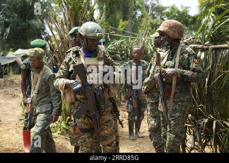 211209 -- BENI RDC, 9 décembre 2021 -- des soldats de l'Ouganda et de la République démocratique du Congo RDC mènent une opération militaire conjointe contre les forces armées dans le territoire de Beni, dans le nord-est de la RDC, le 8 décembre 2021. Sur la ligne de front contre les forces armées dans le nord-est de la République démocratique du Congo RDC, le général Kayanja Muhanga de l’armée ougandaise UPDF, a déclaré sa détermination à détruire une fois pour toutes les rebelles des Forces démocratiques alliées ADF, un cauchemar pour la région des Grands Lacs africains. Photo de /Xinhua TO GO WITH Interview : nous détruirons les rebelles ADF une fois pour toutes : Banque D'Images