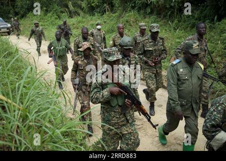211209 -- BENI RDC, 9 décembre 2021 -- des soldats mènent une opération militaire conjointe de l'Ouganda et de la RDC contre les forces armées dans le territoire de Beni, dans le nord-est de la République démocratique du Congo RDC, le 8 décembre 2021. Sur la ligne de front contre les forces armées dans le nord-est de la République démocratique du Congo RDC, le général Kayanja Muhanga de l’armée ougandaise UPDF, a déclaré sa détermination à détruire une fois pour toutes les rebelles des Forces démocratiques alliées ADF, un cauchemar pour la région des Grands Lacs africains. Photo de /Xinhua TO GO WITH Interview : nous détruirons les rebelles ADF une fois pour toutes : Ugand Banque D'Images