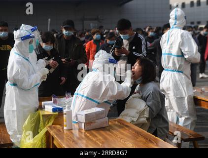 211210 -- HANGZHOU, 10 décembre 2021 -- des travailleurs médicaux prélèvent des échantillons d'écouvillons sur un marché à Hangzhou, dans la province du Zhejiang de l'est de la Chine, le 10 décembre 2021. Huit districts urbains de Hangzhou ont demandé aux lieux publics, notamment les bibliothèques, les musées, les théâtres et les cybercafés, de limiter les visiteurs à plus de la moitié de leur capacité totale. CHINE-ZHEJIANG-COVID-19-TEST D'ACIDE NUCLÉIQUE CN XUXYU PUBLICATIONXNOTXINXCHN Banque D'Images