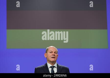 211210 -- BRUXELLES, le 10 décembre 2021 -- le chancelier allemand OLAF Scholz prend la parole lors d'une conférence de presse avec la présidente de la Commission européenne Ursula von der Leyen, non vue sur la photo à Bruxelles, Belgique, le 10 décembre 2021. OLAF Scholz a rencontré Ursula von der Leyen vendredi. BELGIQUE-BRUXELLES-UE-ALLEMAGNE-CHANCELIER-VISITE ZHENGXHUANSONG PUBLICATIONXNOTXINXCHN Banque D'Images