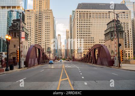 Pont mobile de rue dans le centre-ville de Chicago au coucher du soleil au printemps Banque D'Images