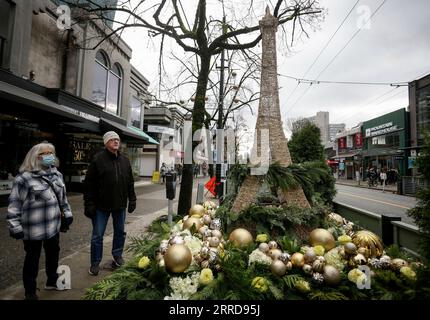 211211 -- VANCOUVER, le 11 décembre 2021 -- les gens regardent une installation florale lors de l'exposition florale fleurs de Villes Noel à Vancouver, Colombie-Britannique, Canada, le 11 décembre 2021. L’exposition florale extérieure fleurs de Villes Noel est présentée à Vancouver du 10 au 19 décembre, avec plus de 40 installations éphémères créées par des fleuristes locaux. Photo de /Xinhua CANADA-VANCOUVER-FLORAL INSTALLATIONS LiangxSen PUBLICATIONxNOTxINxCHN Banque D'Images