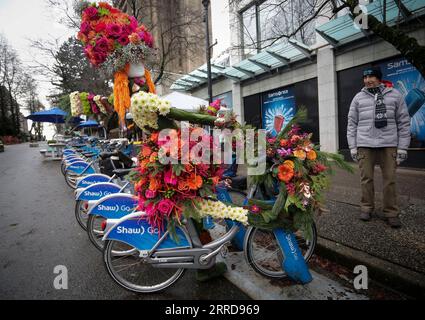 211211 -- VANCOUVER, le 11 décembre 2021 -- Un homme regarde une installation florale lors de l'exposition florale fleurs de Villes Noel à Vancouver, Colombie-Britannique, Canada, le 11 décembre 2021. L’exposition florale extérieure fleurs de Villes Noel est présentée à Vancouver du 10 au 19 décembre, avec plus de 40 installations éphémères créées par des fleuristes locaux. Photo de /Xinhua CANADA-VANCOUVER-FLORAL INSTALLATIONS LiangxSen PUBLICATIONxNOTxINxCHN Banque D'Images