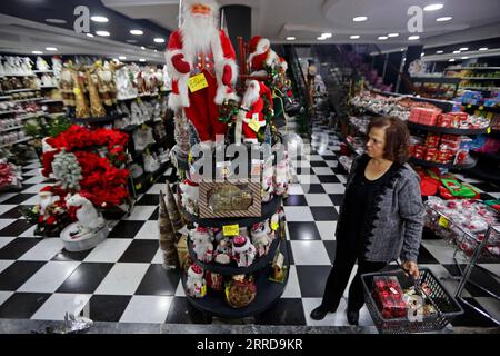 211212 -- BEYROUTH, 12 décembre 2021 -- Une femme magasine pour des décorations de Noël dans un magasin de Beyrouth, au Liban, le 11 décembre 2021. Les Libanais moyens ont ressenti la pincée de l'inflation dans le pays, après que sa monnaie a commencé à se déprécier par rapport au dollar américain il y a deux ans, lorsque le pays est entré dans une crise économique. POUR ALLER AVEC l'article : les Libanais se sentent pincés de l'inflation causée par la crise alors que Noël approche LIBAN-BEYROUTH-INFLATION BilalxJawich PUBLICATIONxNOTxINxCHN Banque D'Images