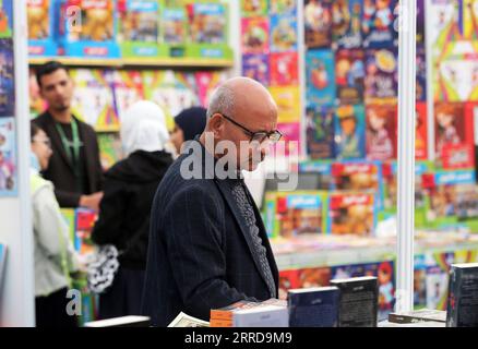 211212 -- BAGDAD, le 12 décembre 2021 -- Un visiteur regarde des livres exposés à la Foire internationale du livre de Bagdad, en Irak, le 12 décembre 2021. La capitale irakienne Bagdad accueille la foire du livre, avec la participation de nombreuses maisons d'édition arabes et locales. IRAK-BAGDAD-SALON DU LIVRE KhalilxDawood PUBLICATIONxNOTxINxCHN Banque D'Images